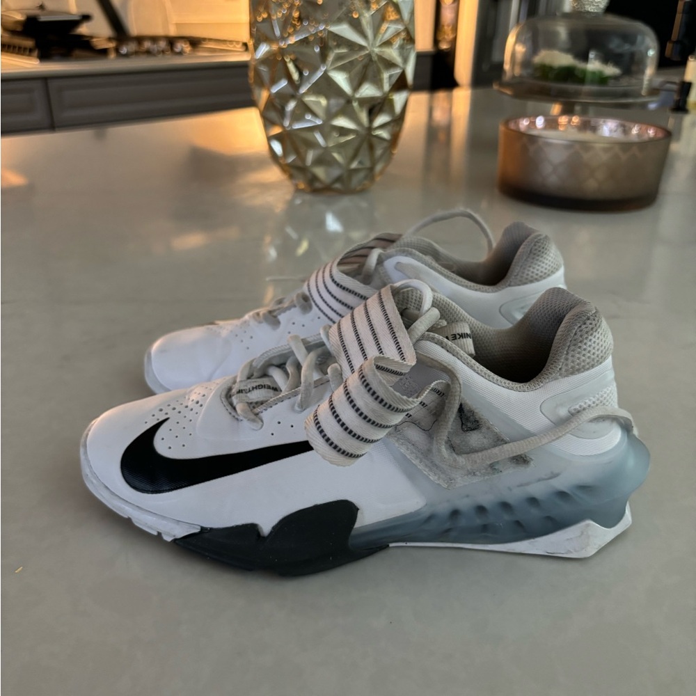 W size 7 nike weightlifting shoes